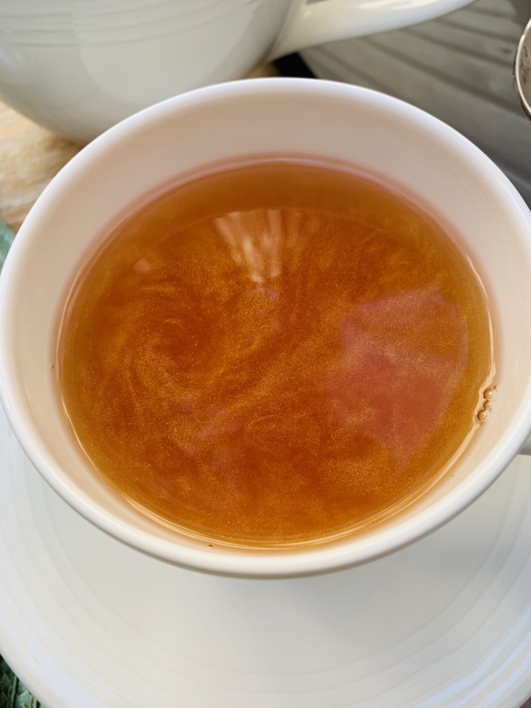 Goldener Zucker im Tee