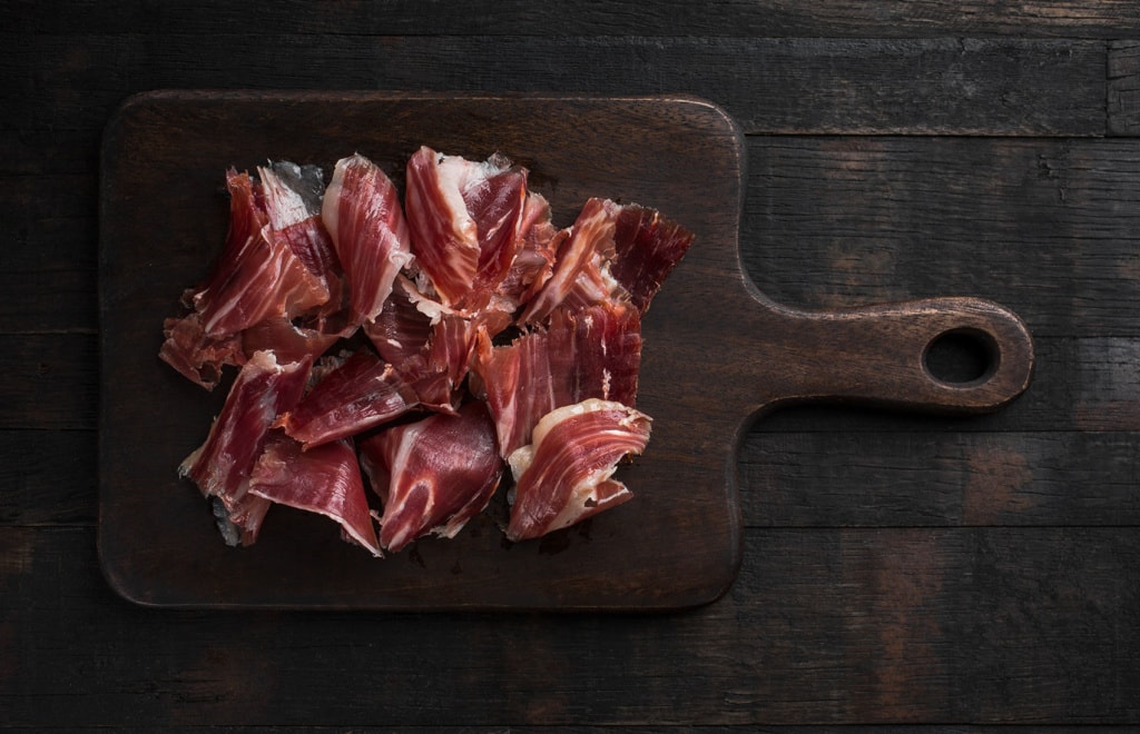 Iberico-Schinken auf einem Holzbrett