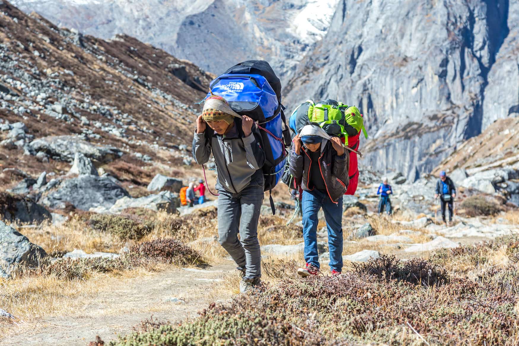 Die Träger schleppen jegliches Gepäck auf den Wanderungen durch die Gebirge in Nepal