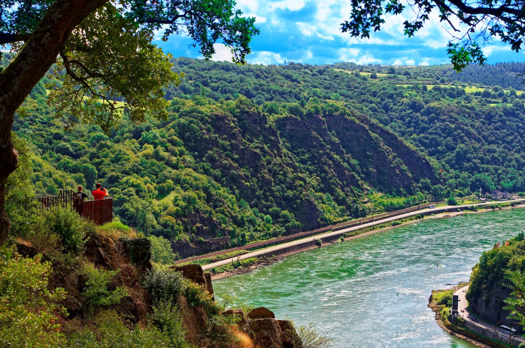 Touristen am Loreley-Aussichtspunkt