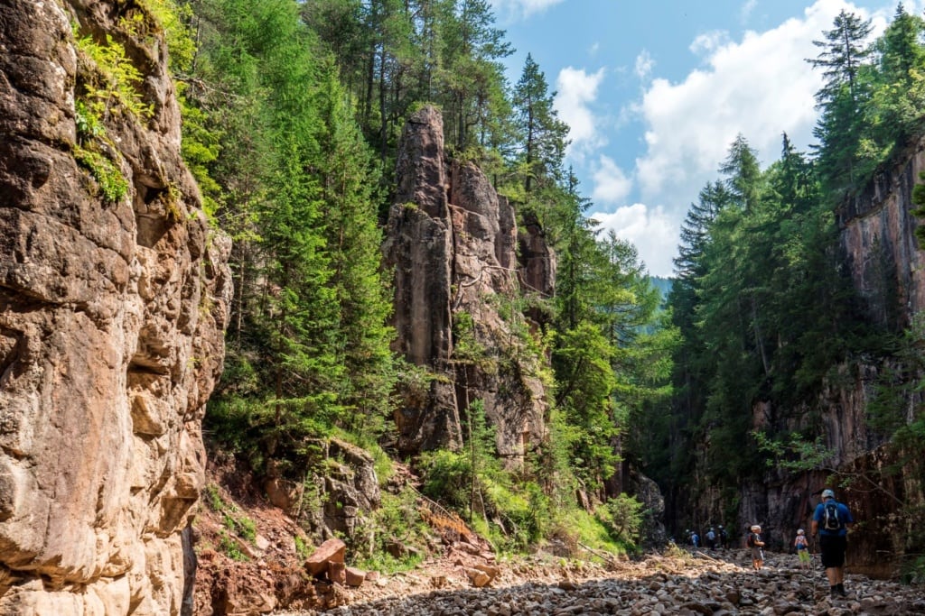Wanderer in der Bletterbachschlucht in Südtirol