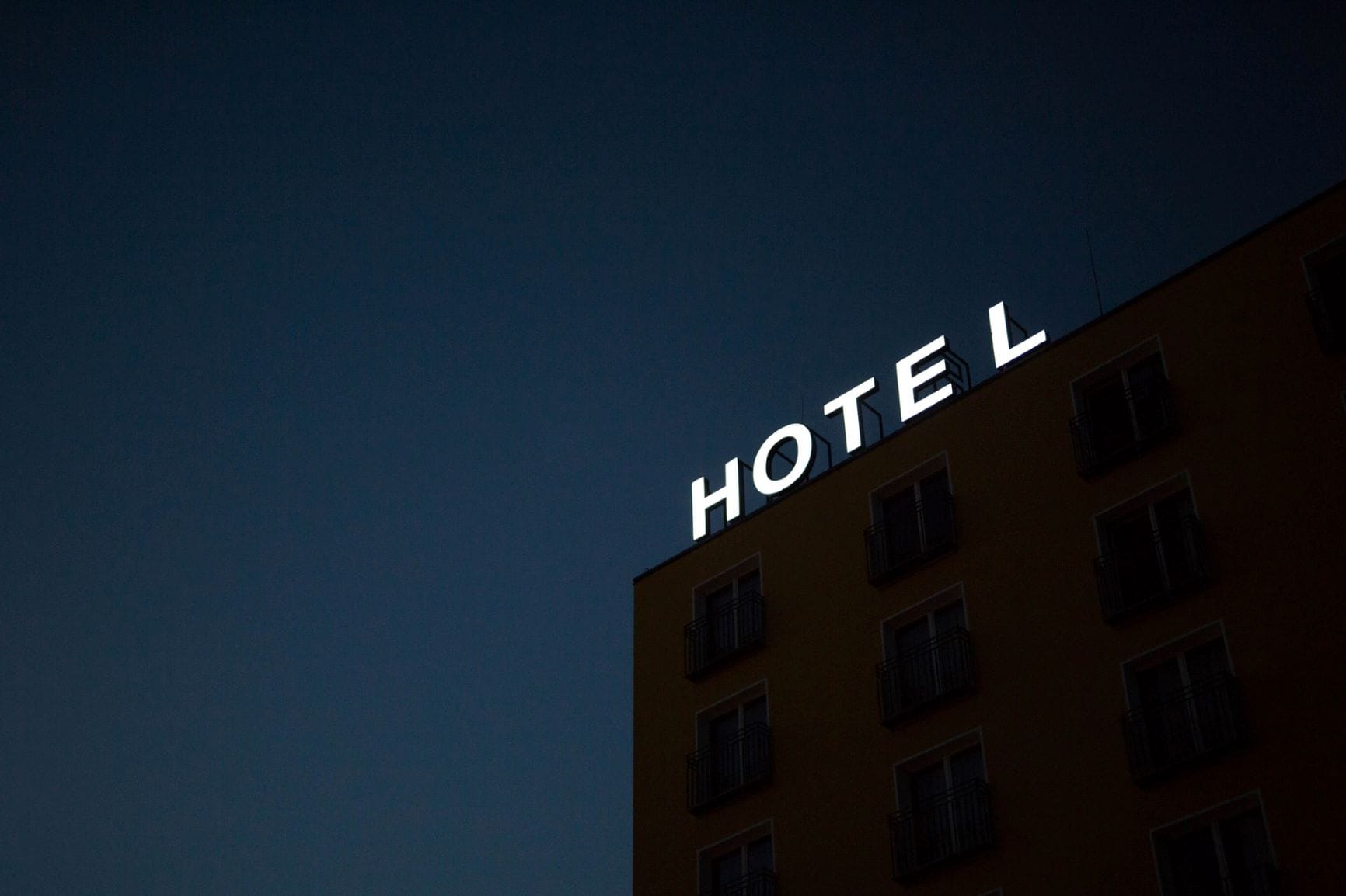 Hotel-Zeichen auf Dach eines Hauses