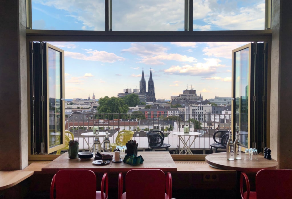 Aus dem Fenster des Restaurants Neni im The Circle Hotel in Köln hat man einen tollen Blick auf den Kölner Dom