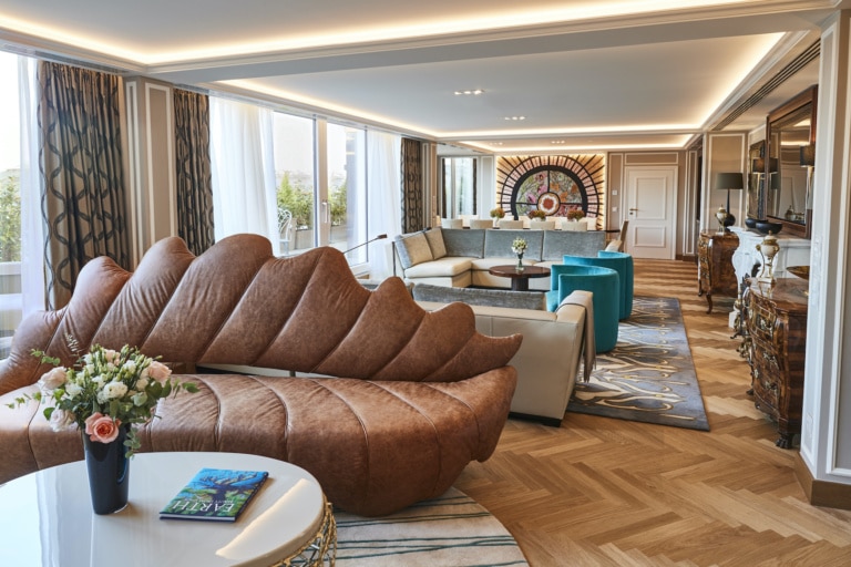 Die Maximilian Suite im Hotel Vier Jahreszeiten Kempinski München ist das teuerste Hotelzimmer Deutschlands. Mehr Luxus geht nicht!