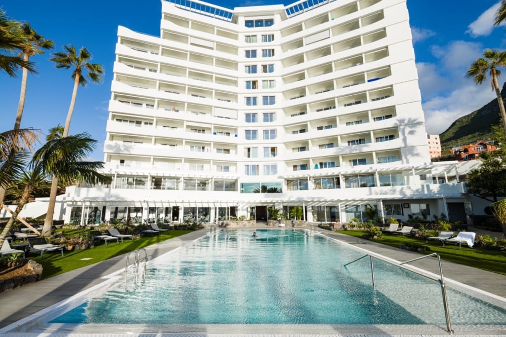 Fassade und Pool des Océano Hotel Health Spa auf Teneriffa