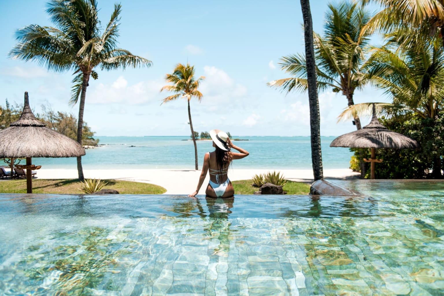 Frau im Pool im Shangri-La Le Touessrok