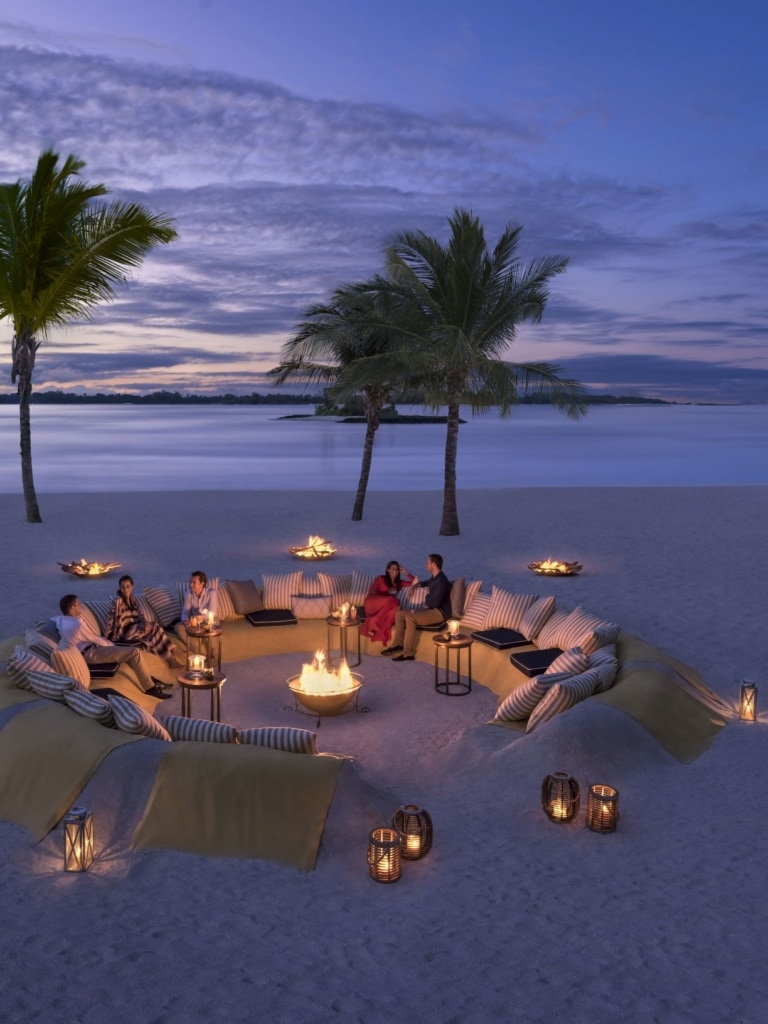 Gäste abends am Strand im Shangri-La Le Touessrok