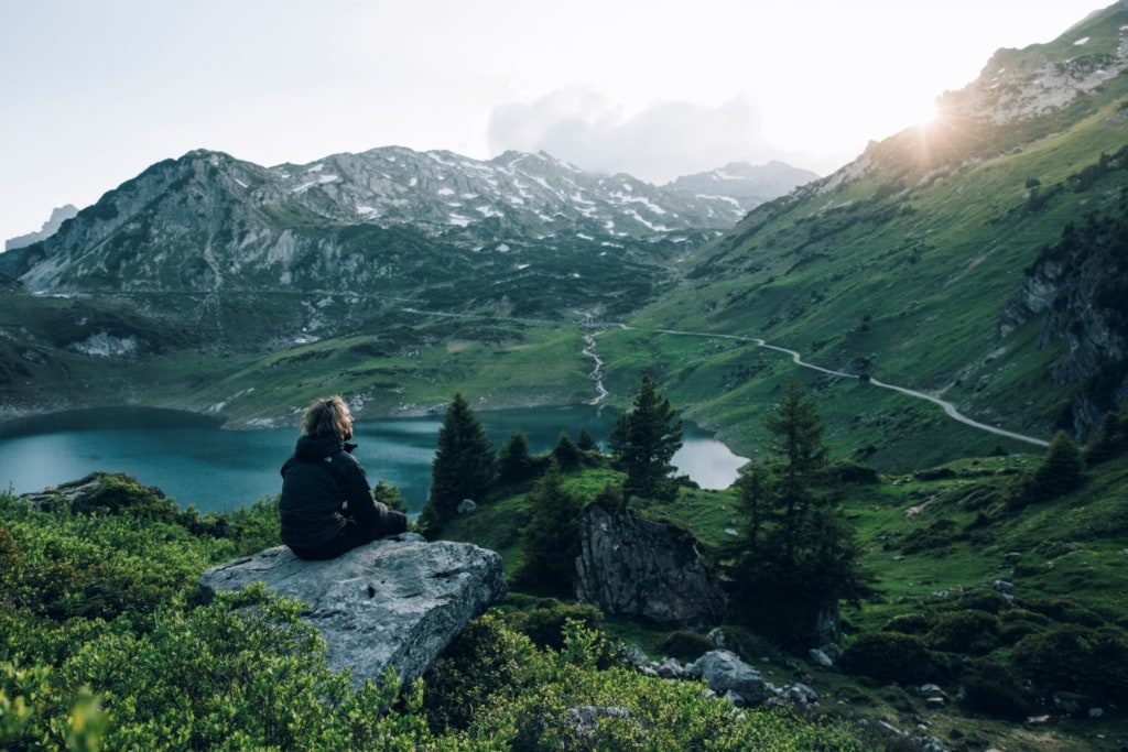 Wanderer auf dem Lechweg in Vorarlberg