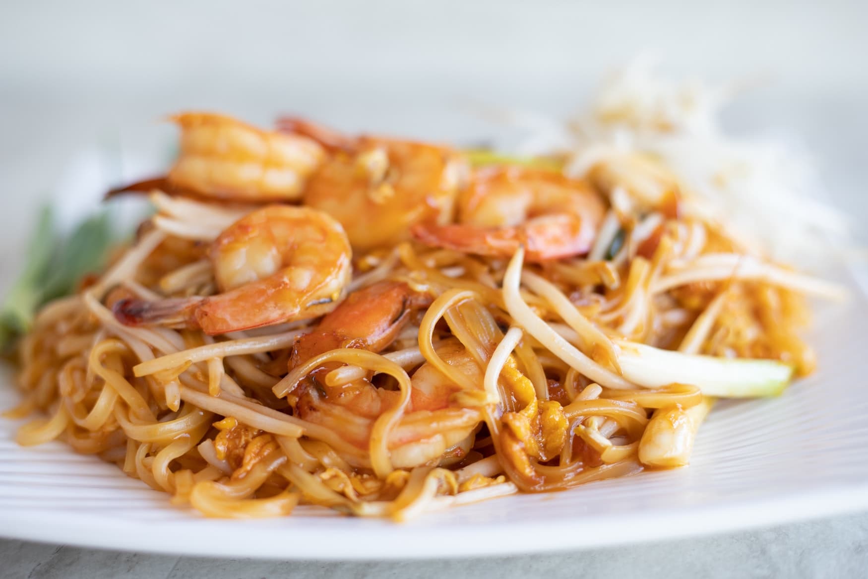 Eine Portion Pad Thai mit Shrimps
