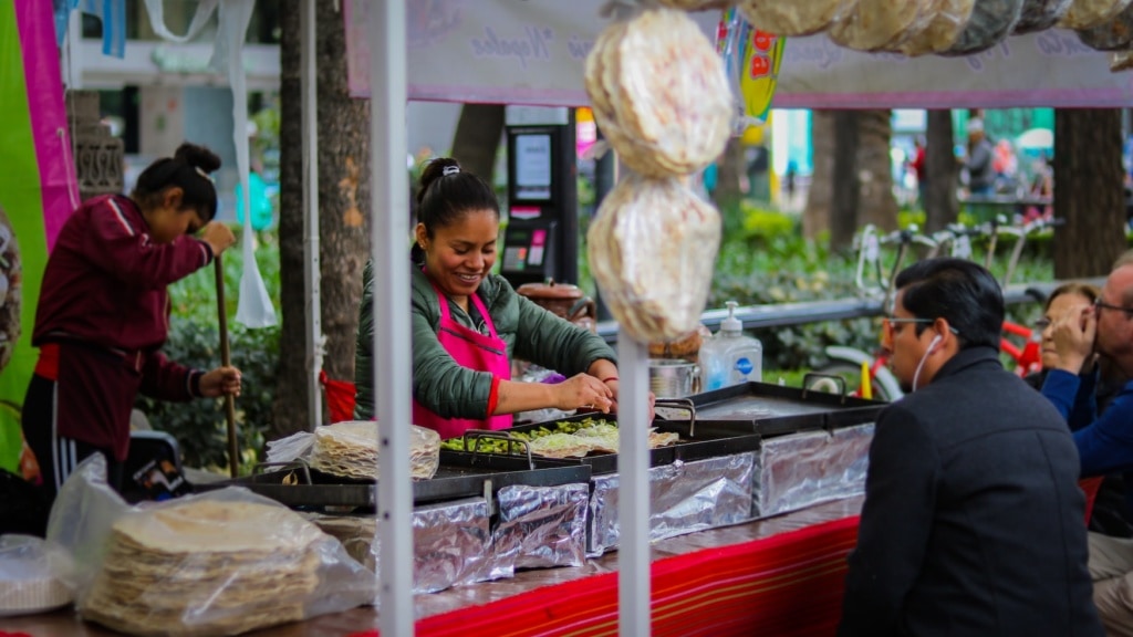 Frau bereitet Quesadillas an einem Streetfood Markt in Mexiko City zu