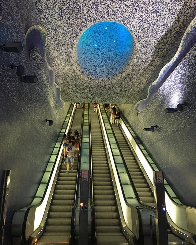 Die Rolltreppe führt in eine Welt unter dem Meeresspiegel – und zu einem der schönsten U-Bahnhöfe der Welt. In Neapel sind einige Metro-Stationen nicht einfach Umsteigeplätze, sondern Stationen der Kunst, geschaffen von namenhaften Architekten und Künstlern. Sehenswert sind sie alle, aber die Station Toledo ist wohl die am meisten fotografierte. #italien #neapel #kunst #passionpassport #reportervorort #travelgram #welivetoexplore #travel #traveldeeper