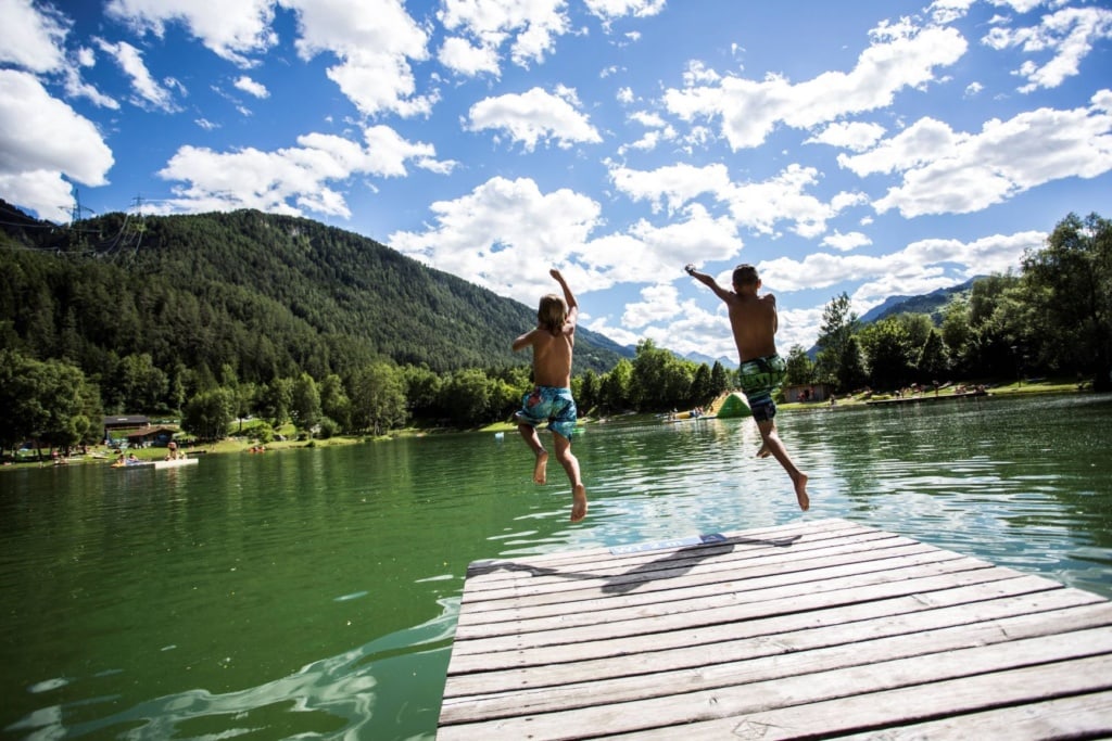 Kinder im Badesee Ried