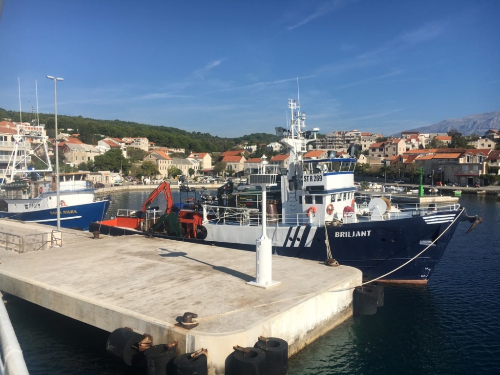 Hafen auf der Insel Brac in Süddalmatien