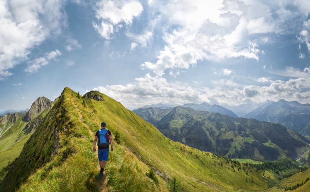 Bergwandern über einen Bergkamm in den Alpen, Österreich