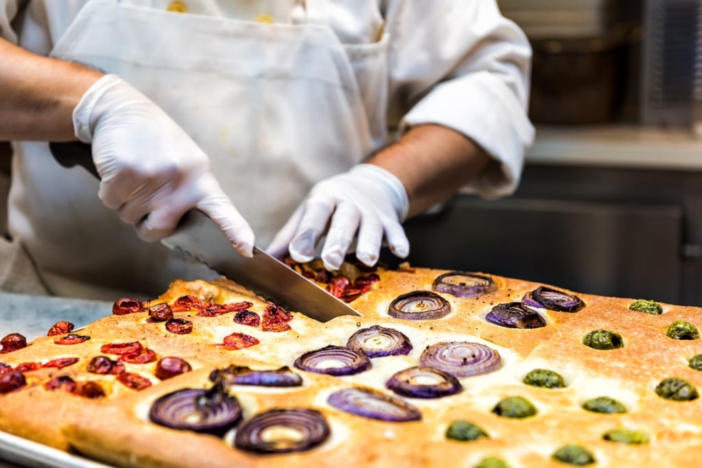 Focaccia wird in Italien in vielen Varianten serviert.