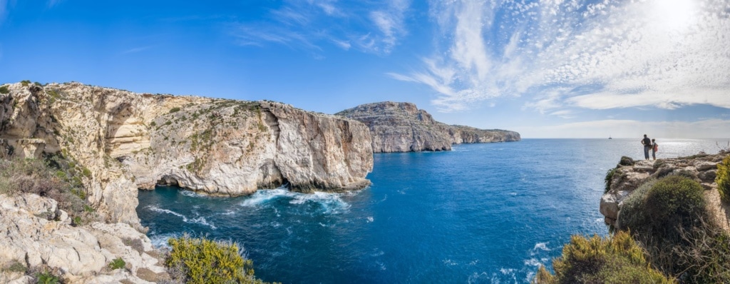 Touristen auf Felsen in Dingli auf Malta
