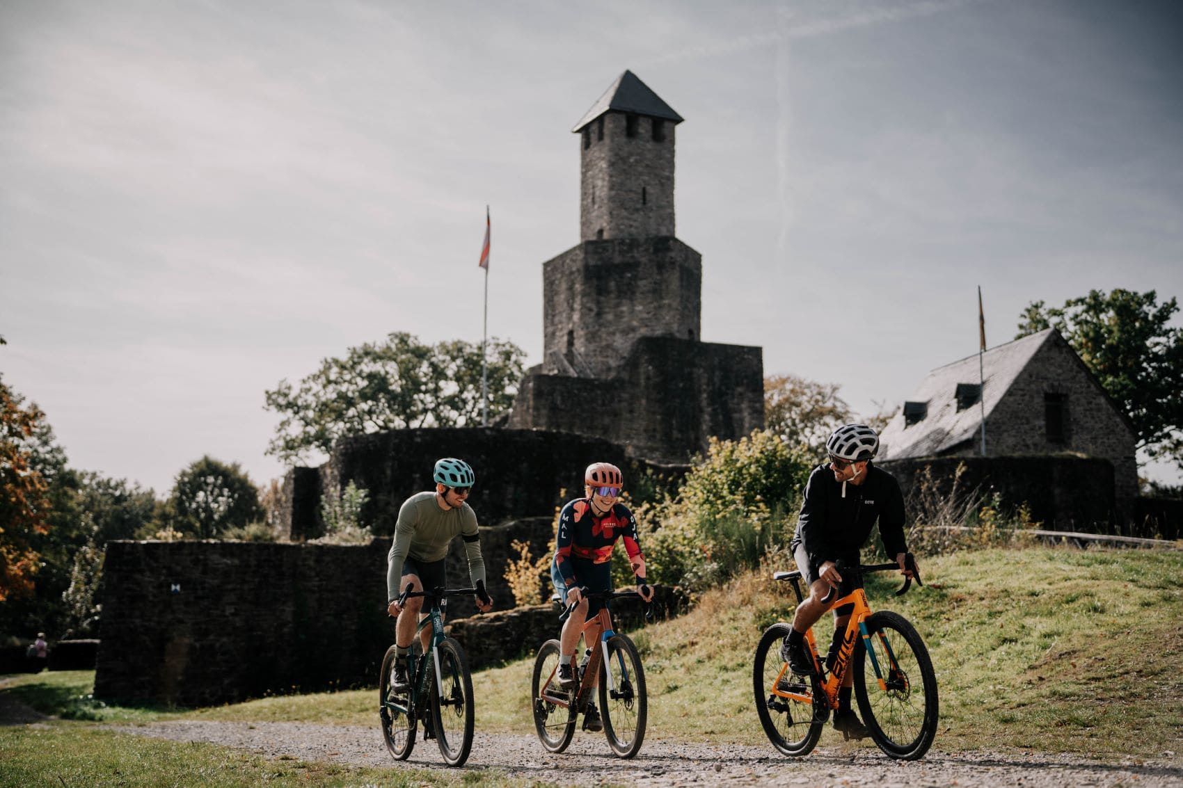 Fahrradfahrer an der Wildenburg im Hunsrück