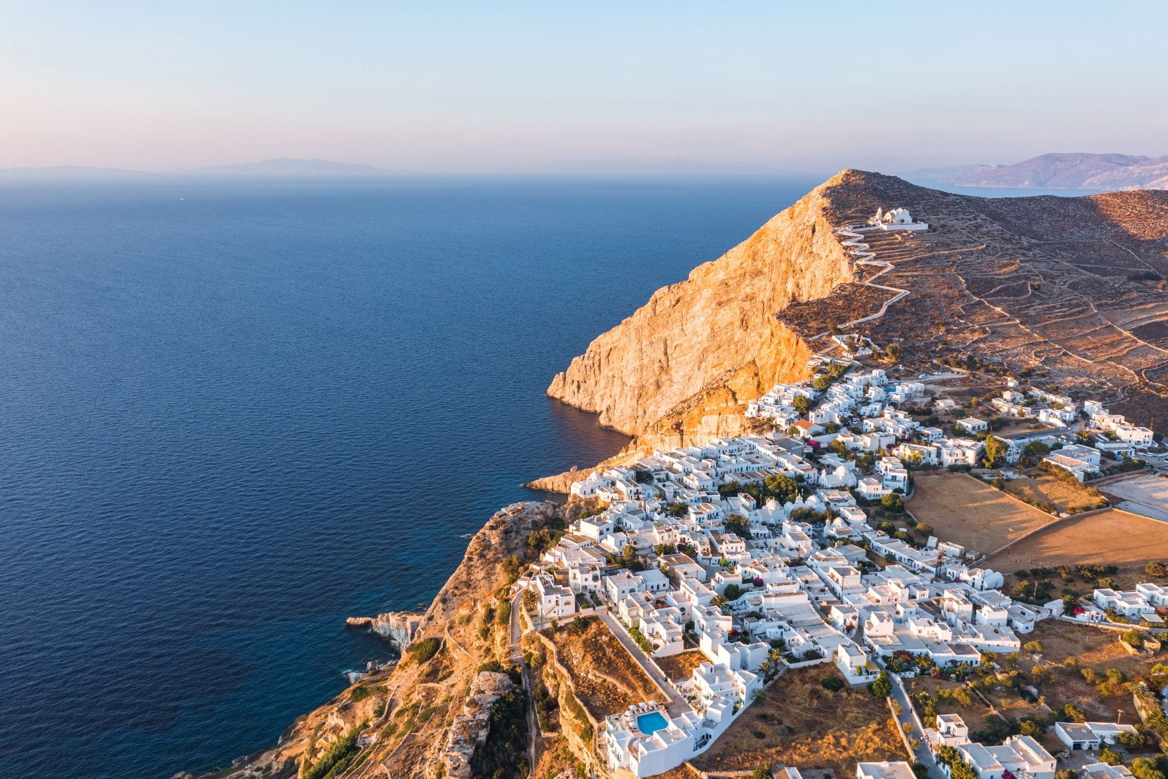 Chora auf Insel Folegrandos aus Vogelperspektive 