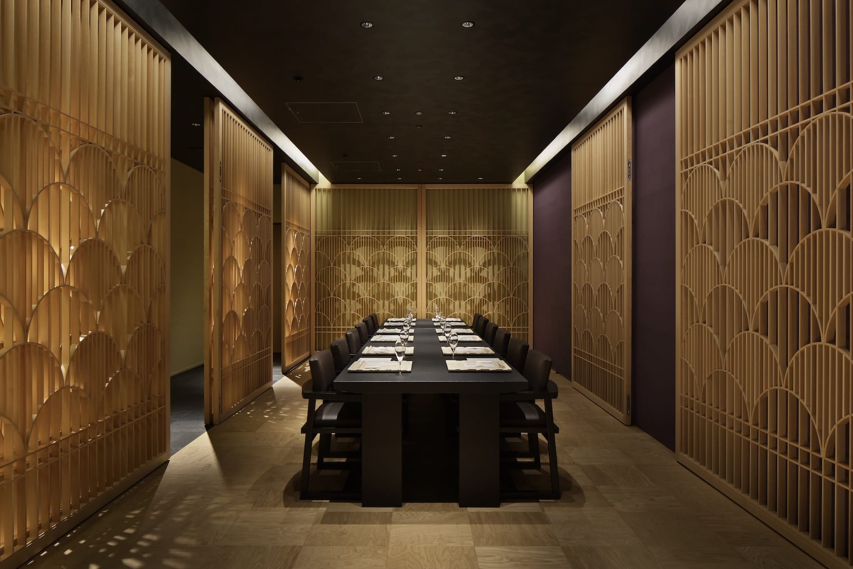 Minimalistisch eingerichteter Essenssaal im Luxus-Ryokan Hoshinoya in Tokio