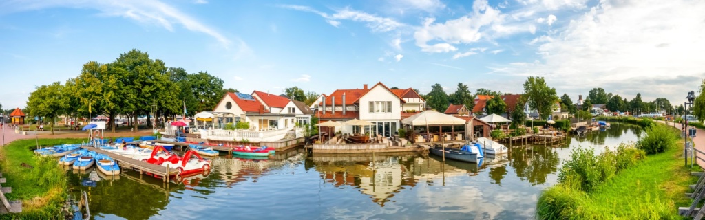 Boote im Hafen auf der Insel Steinhude in Deutschland