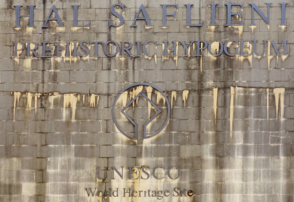 Eingangsschild des Hal Saflieni Hypogeums auf Malta