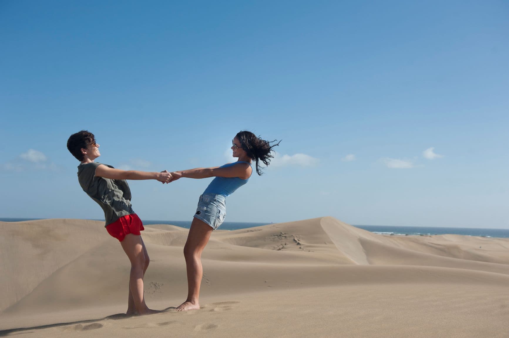 Lesben-Paar in Dünen auf Gran Canaria