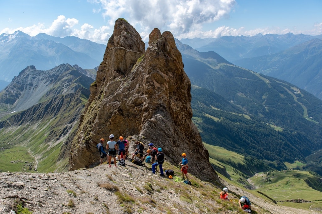 Klettersteige finden sich besonders in den Alpen wieder.