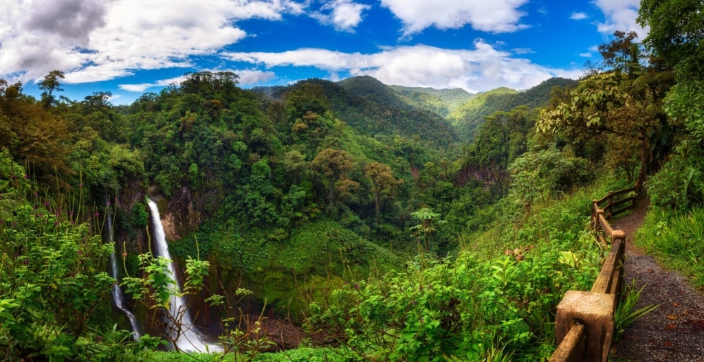 Panorama des Wasserfalls Catarata del Toro in Costa Rica