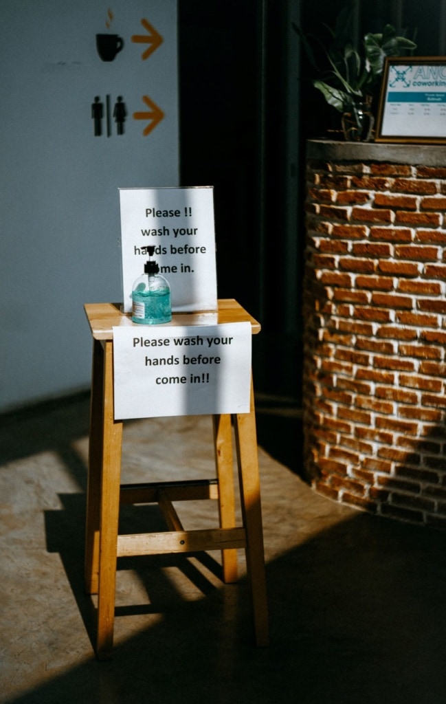 Eingang mit Hygiene-Hinweisen und Seifenspender