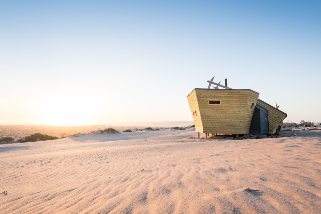 In der Form eines alten Schiffwracks steht die Shipwreck Lodge mitten in der Skelettwüste in Namibia