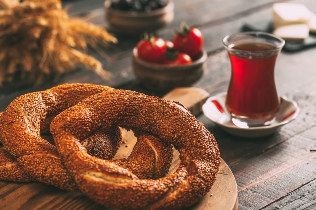 Türkische Simit findet man in Istanbul an jeder Straßenecke.