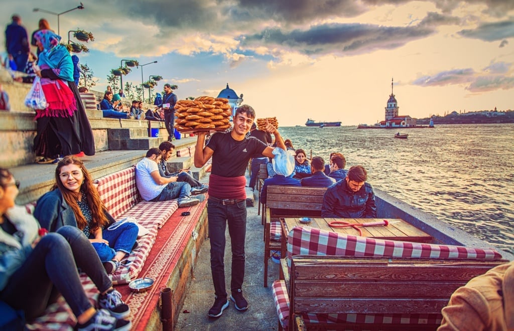 Ein Mann verkauft in Istanbul Simit