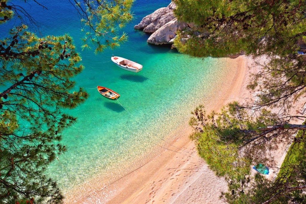 Strand mit Booten in Brela in Süddalmatien