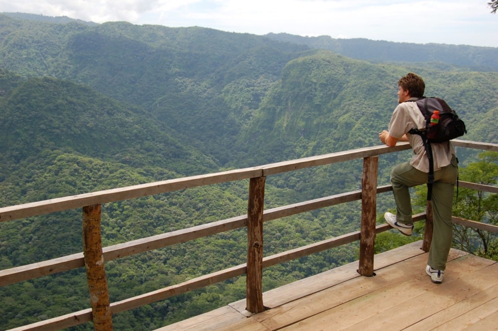 Tourist im Nationalpark El Imposible in El Salvador