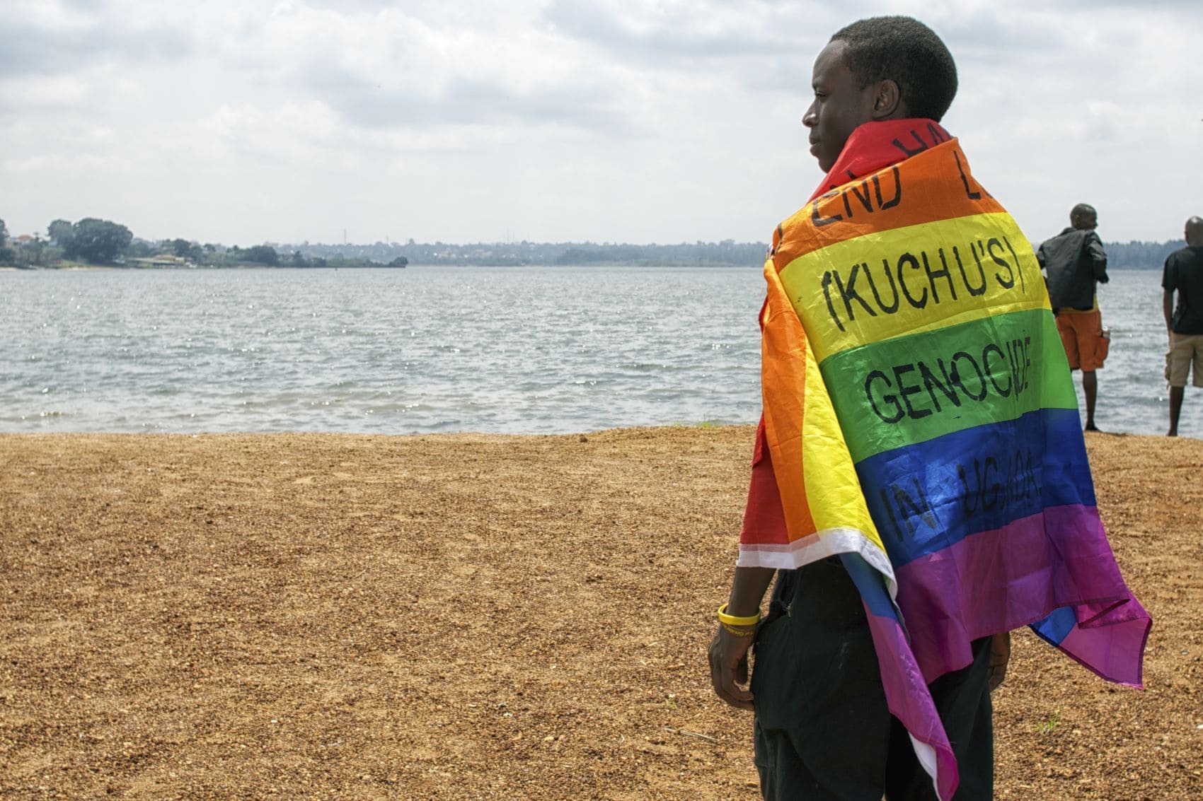 Uganda: Mann mit Regegenbogenflagge