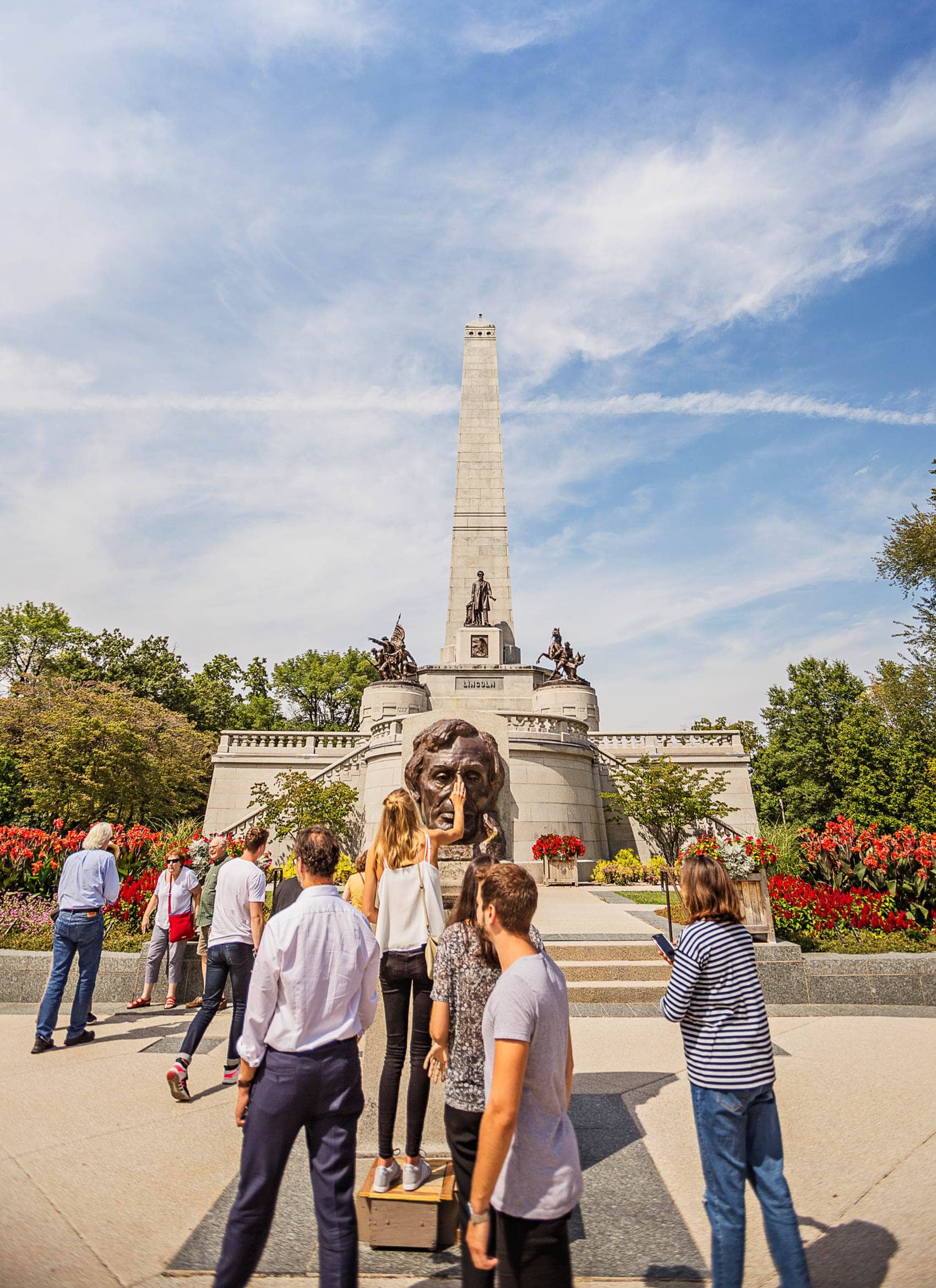 Besucher vor dem Lincoln Memorial in Springfield, Illinois 