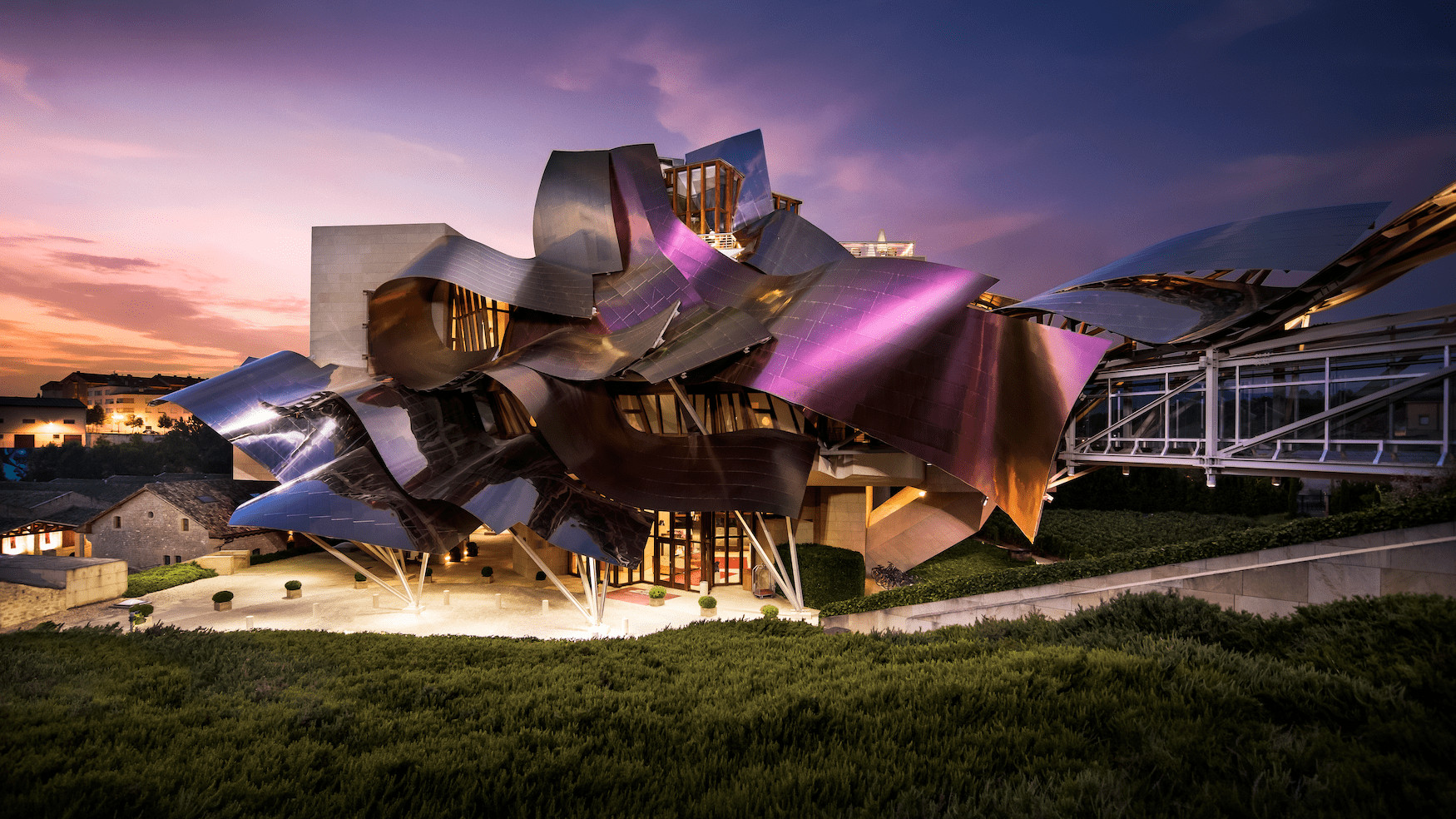 Das Luxus-Weingut Marqués de Riscal im Licht des Sonnenuntergangs