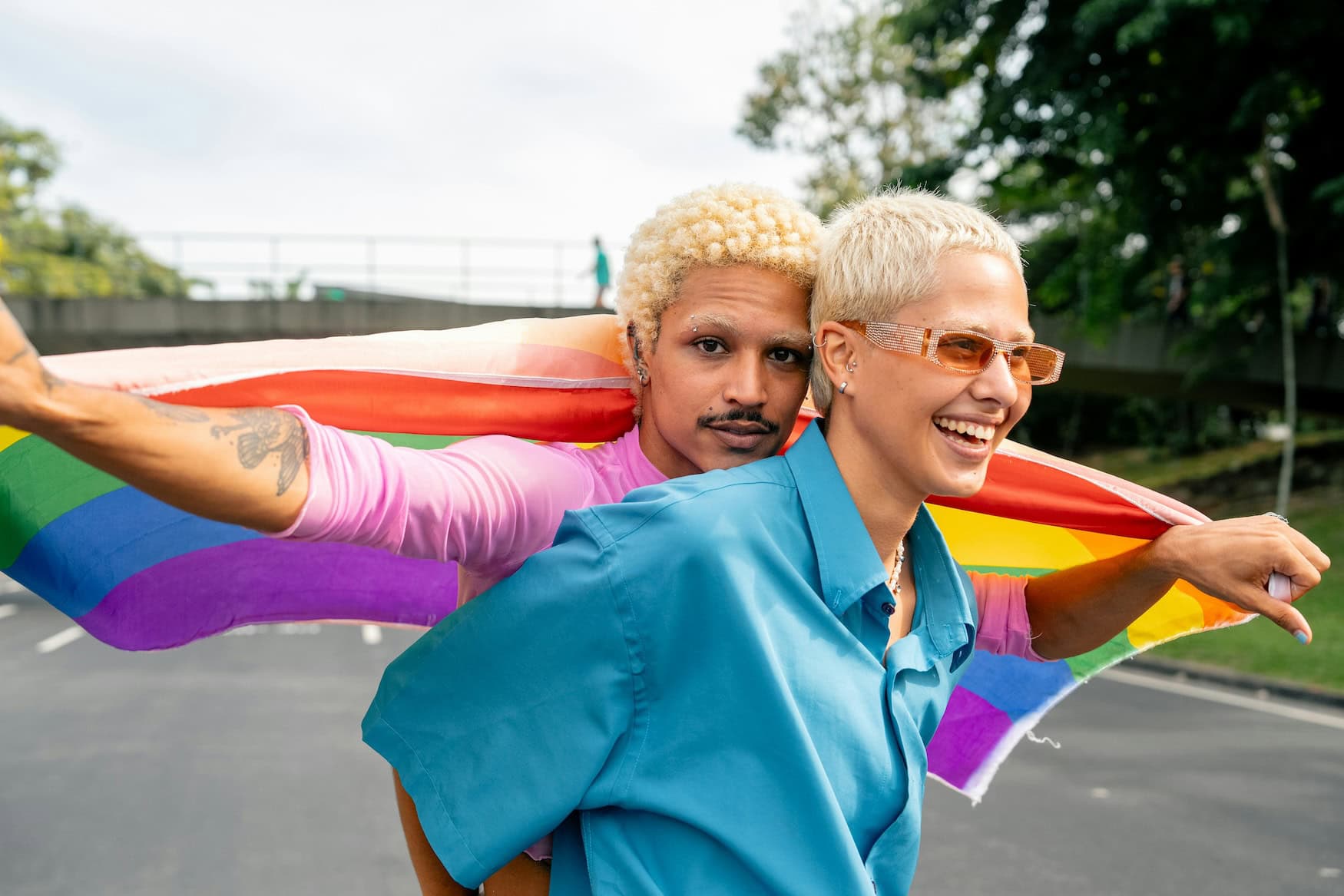 zwei Menschen mit einer Pride-Flagge