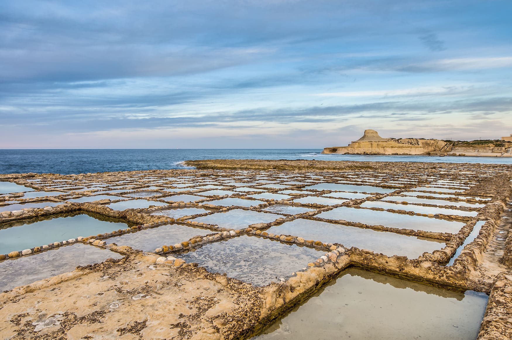 Salzverdunstungsteiche, auch Salinen oder Salzpfannen genannt, in der Nähe von Qbajjar auf der maltesischen Insel Gozo.