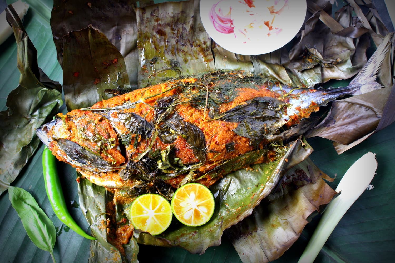 Fisch in Bananenblättern