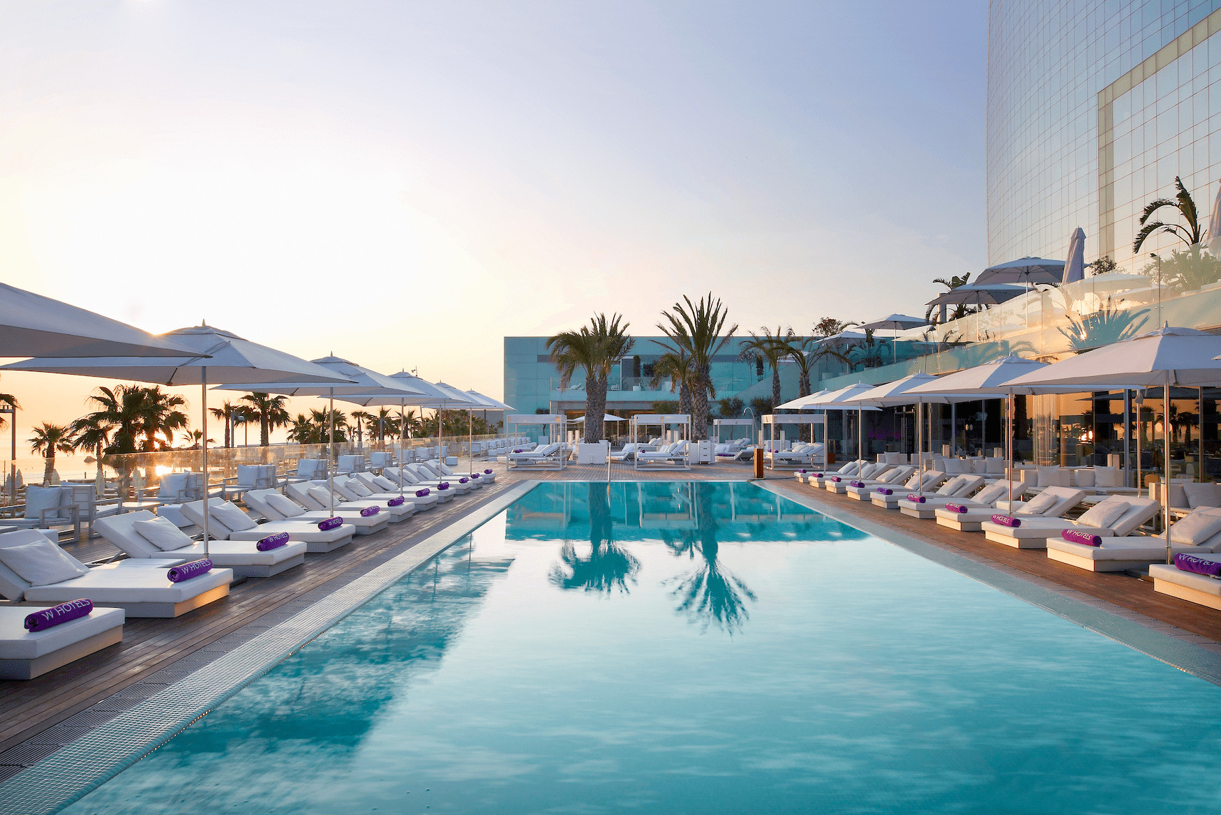 Outdoor-Deck mit Pool und Bar des W Barcelona Hotels