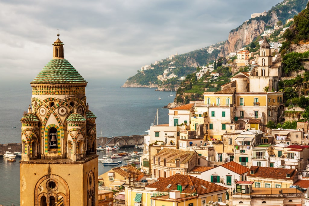 Blick auf Amalfi mit der Turmspitze des Duomo