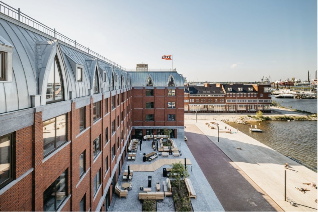 Blick von außen auf das Hotel Boat & Co in Amsterdam
