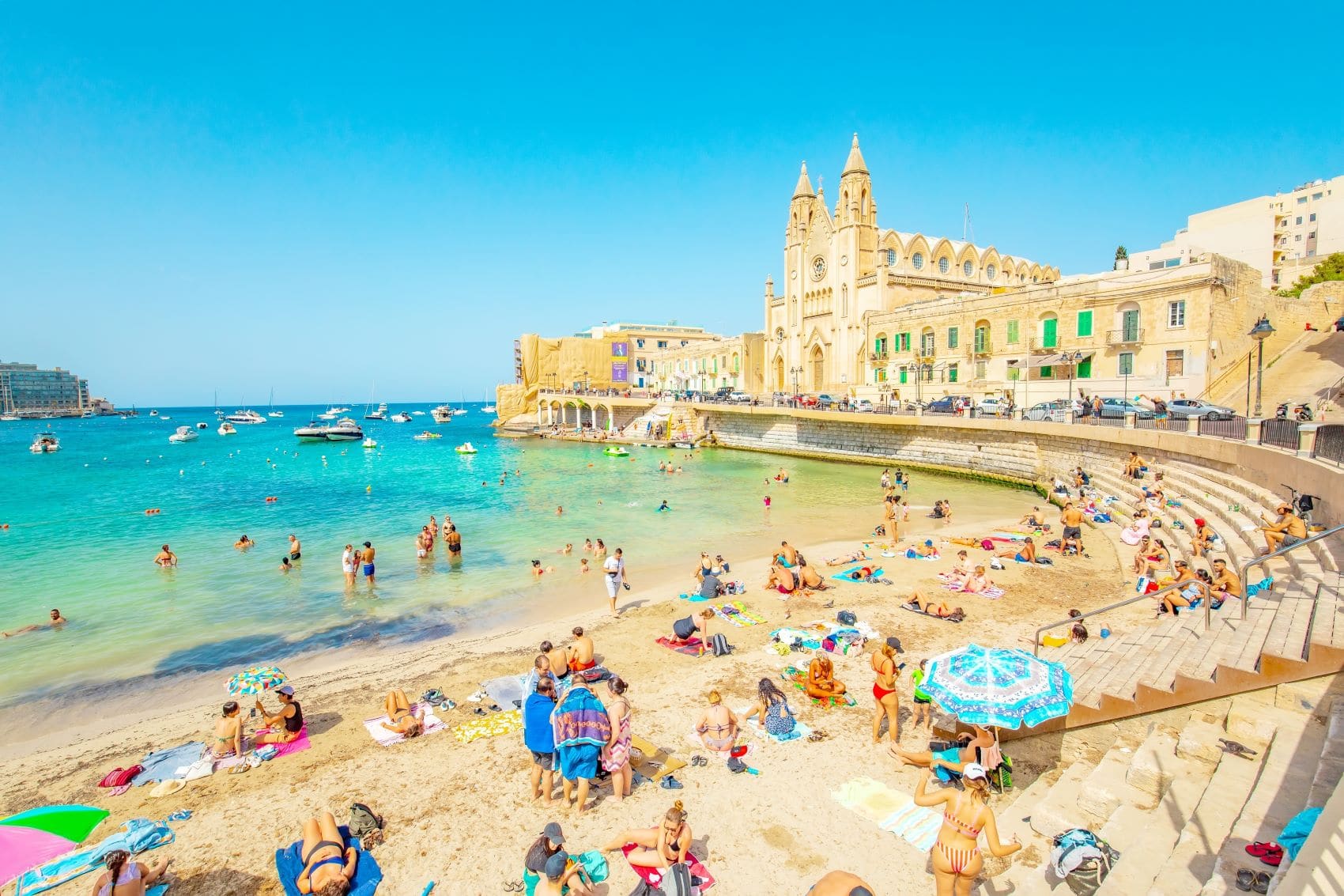 Strand Balluta Bay Beach in St. Julian auf Malta