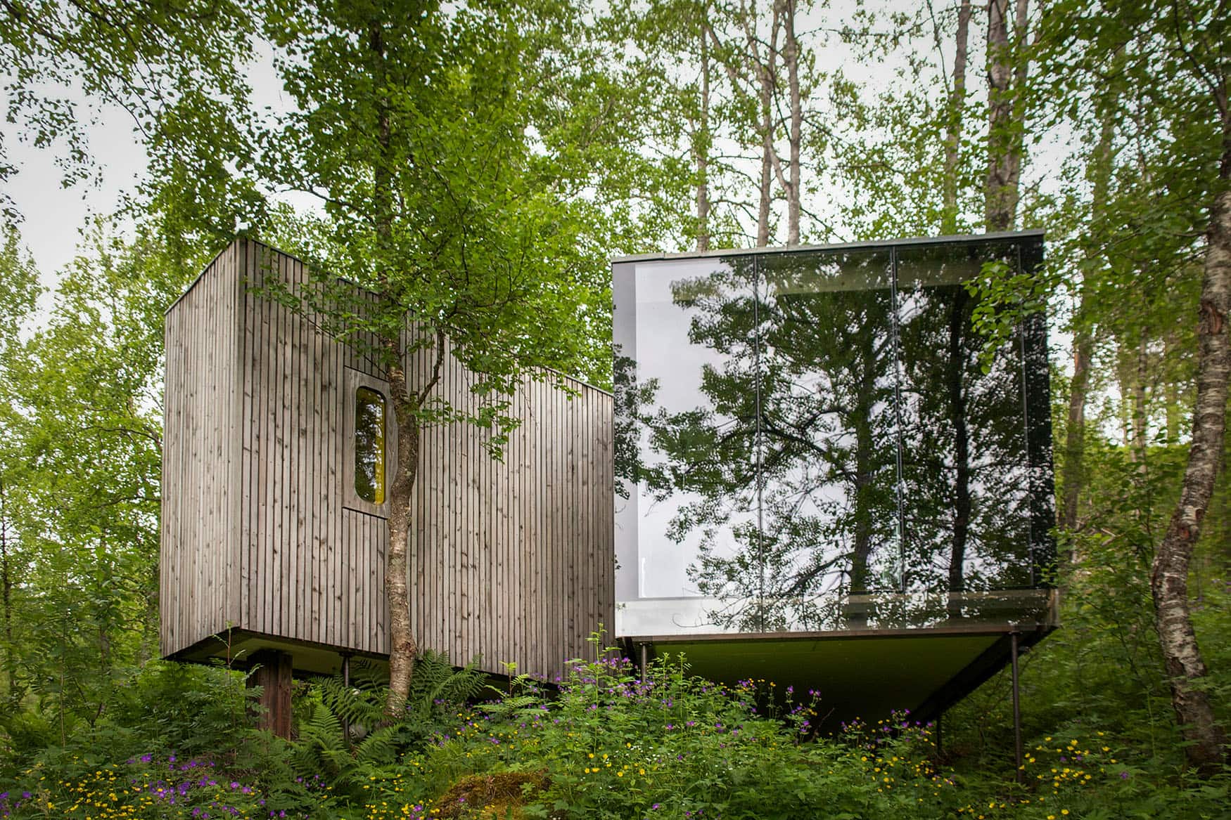 Baumhaus mit Spiegelfront in den Wäldern Norwegens