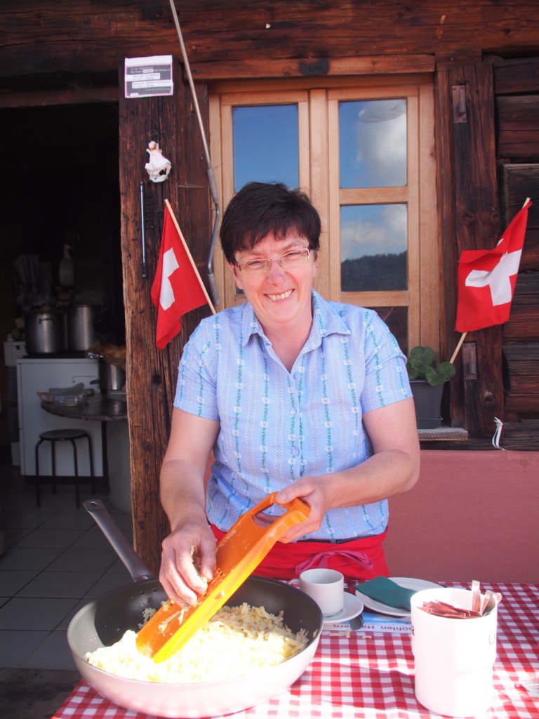 Bernadette arbeite die Sommer hart auf der Alm.