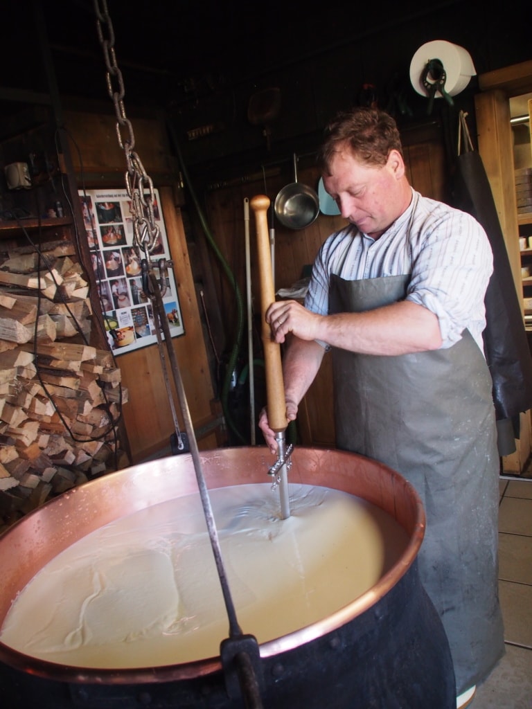 Roland macht auf der Alp Heubühlen im Berner Oberland eigens Käse.