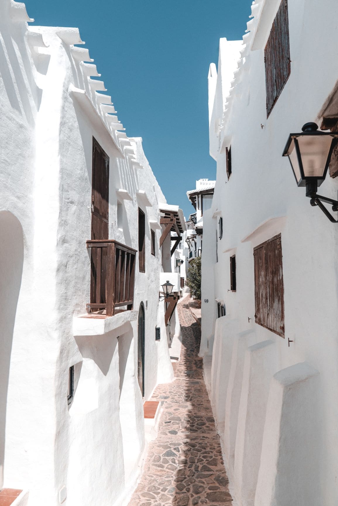 Gasse in Binibeca Vell auf Menorca