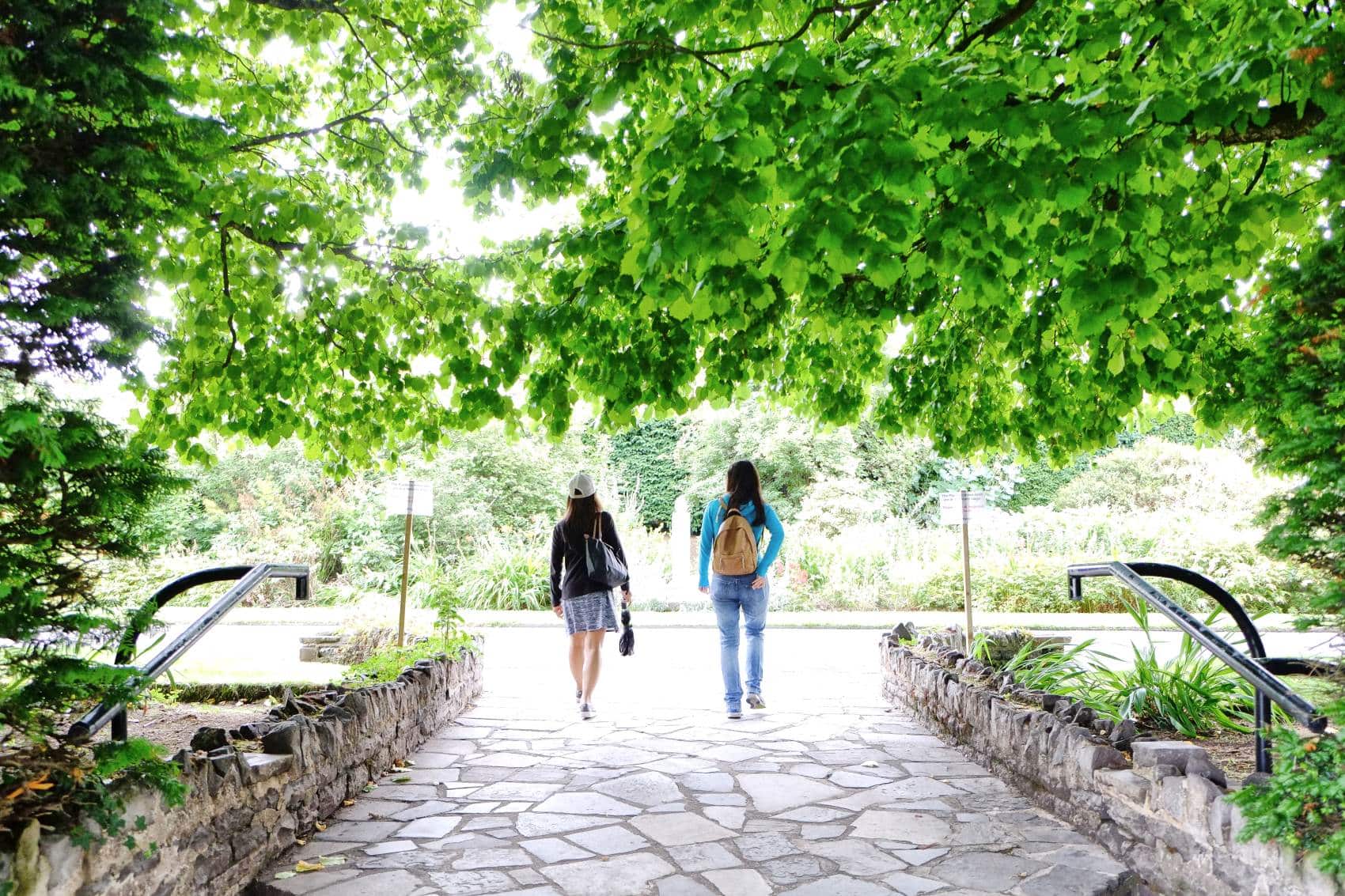 Besucherinnen im Botanischen Garten Belfast