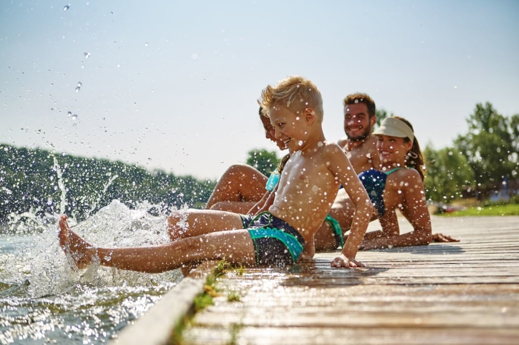 Familie am Steg am See